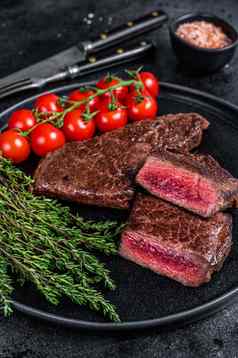 烤减少丹佛牛肉肉牛排板百里香黑色的背景前视图