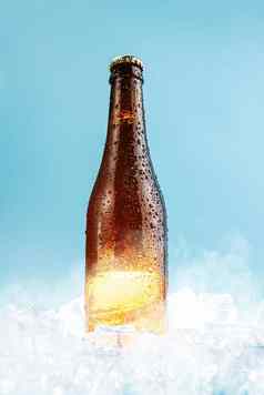 关闭棕色（的）玻璃啤酒瓶冰