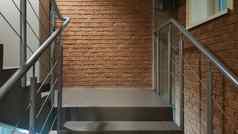 红色的砖建筑现代楼梯阁楼风格金属栏杆楼梯装饰建筑现代楼梯井钢栏杆楼梯的角度来看