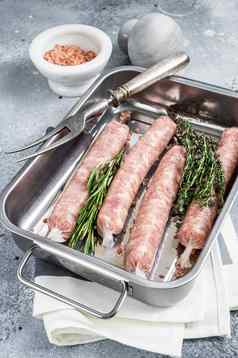 生德国碎肉香肠猪肉肉香肠厨房托盘灰色的背景前视图