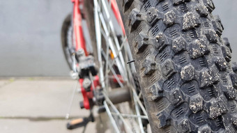 特写镜头后自行车轮停山红色的自行车后视图自行车轮纹理古董风格