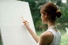 女人在户外绘画图片有创意的艺术景观