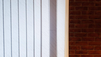 大窗口垂直白色灰色的百叶窗阁楼砖墙工业室内阳光窗口砖墙房间办公室
