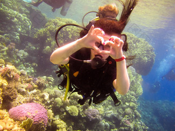 <strong>可爱</strong>的女孩潜水员显示手手势标志爱心手指合作伙伴教练安全游泳水红色的海<strong>珊瑚珊瑚</strong>礁埃及沙姆谢赫。