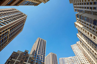 现代块公寓底视图住宅房子courtyad蓝色的天空住宅公寓平建筑外奢侈品房子复杂的公寓体系结构公寓保险概念