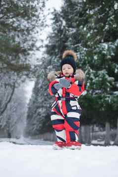 孩子走在户外享受走冬天可爱的年轻的男孩孩子冬天衣服公园雪孩子冬天他雪公园