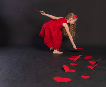 纸心情人节幸福地板上心浪漫浪漫形状度蜜月情绪心红色的衣服女孩光着脚