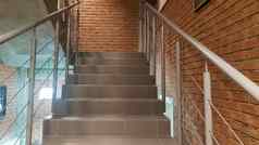 红色的砖建筑现代楼梯阁楼风格金属栏杆楼梯装饰建筑现代楼梯井钢栏杆楼梯的角度来看