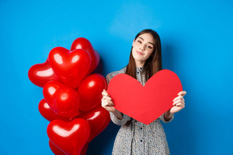 情人节一天浪漫的女孩衣服显示大红色的心断路做梦爱站假期气球蓝色的背景