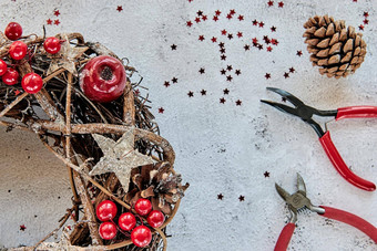 圣诞节花环使分支机构装饰黄金木星星红色的浆果泡沫有创意的Diy工艺爱好使手工制作的圣诞节装饰前视图类金属钳钳子