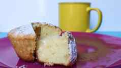 一边视图小屋奶酪撒糖衣糖粉红色的板黄色的杯咖啡茶甜点小蛋糕白色烤饼干艾里纹理复制空间