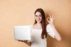 自由女孩眼镜显示标志工作移动PC保证好质量推荐在线站米色背景