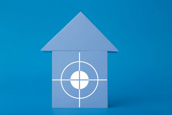 蓝色的玩具房子目标中间蓝色的背景概念真正的房地产贷款抵押贷款