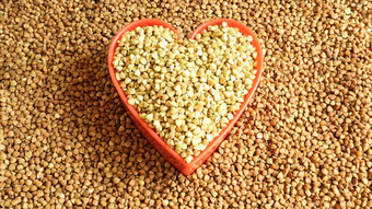 心形状的干绿色炸荞麦伟大的食物健康的燕麦有机生他们素食者食物概念健康的平衡饮食饮食复制空间