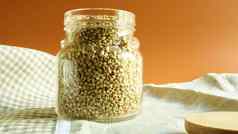 绿色豆芽生有机荞麦玻璃Jar谷物素食主义者食物概念有机食物概念饮食重量损失健康的适当的营养复制空间文本