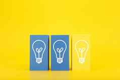 创造力头脑风暴创新新鲜的的想法概念光灯泡蓝色的黄色的矩形黄色的背景