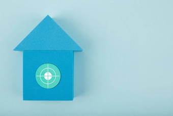 蓝色的玩具房子目标中间蓝色的背景复制空间抵押<strong>贷款贷款</strong>概念