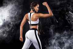 强大的运动女人黑色的背景穿白色运动服装健身体育运动动机体育运动概念复制空间