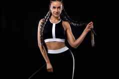 强大的运动女人黑色的背景穿黑色的运动服装健身体育运动动机体育运动概念复制空间