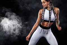 强大的运动女人黑色的背景穿白色运动服装健身体育运动动机体育运动概念复制空间