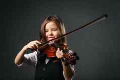 年轻的女孩特写镜头工作室肖像小提琴