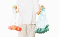 女人持有可重用的袋塑料包蔬菜