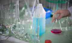 表格完整的化学物质烧瓶化学实验室手触碰瓶