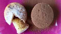 凝乳蛋糕撒巧克力糖衣糖粉红色的板蓝色的背景甜点小蛋糕白色烤饼干艾里纹理食物概念视图