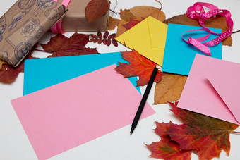信封卡片感恩节礼物美丽的秋天枫木叶子白色表格复制空间前视图平躺丝带礼物包装发送信