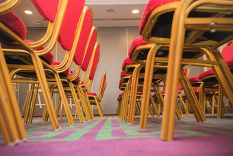 行<strong>红色</strong>的软椅子<strong>会议</strong>房间地毯