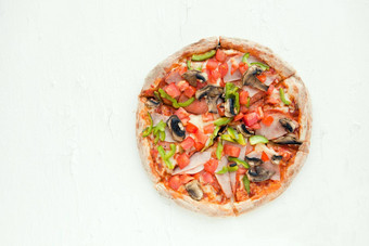 前视图<strong>意大利披萨</strong>白色表格蘑菇番茄橄榄奶酪火腿卡普里西奥萨<strong>披萨</strong>装饰照片空间文本<strong>披萨</strong>蘑菇白色