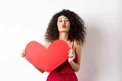 浪漫的女人衣服显示大红色的心皱纹嘴唇吻表达爱表达同情白色背景