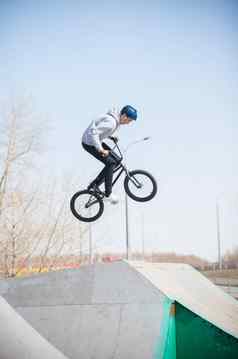BMX骑手滑板运动场地空气日光