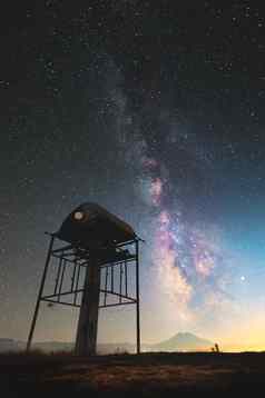 晚上景观布满星星的天空乳白色的电信塔传输无线网络山背景山elbrus北高加索地区
