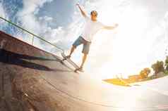 肖像年轻的滑板者技巧滑板halfpipe斜坡滑冰公园夏天阳光明媚的一天概念青年文化休闲体育