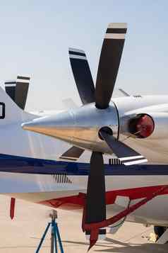 色彩斑斓的飞机阀在户外飞机博览会夏天