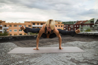 女人练习<strong>瑜伽</strong>屋顶