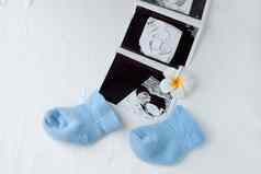 婴儿男孩蓝色的袜子超声波测试图片怀孕护理孕妇概念孩子健康