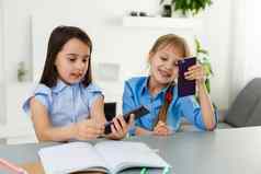 女孩研究在线距离学习在线电子学习概念