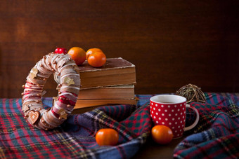 红色的虚线杯子茶杯热巧克力苏格兰毯子花环舒适的首页概念书杯节日热巧克力传统的自制的圣诞节可可普通话橙子