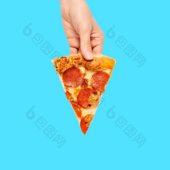 片意大利辣香肠披萨手孤立的蓝色的前视图paperoni披萨概念意大利食物街食物快食物快速咬