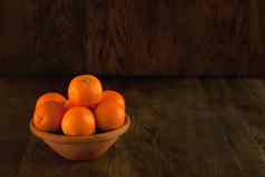 很多橙子碗黑暗背景生活水果古董风格橙子碗黑暗照片