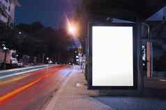 空白广告牌公共汽车停止晚上灯汽车通过