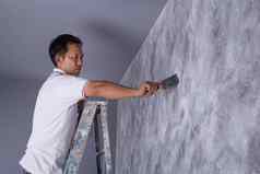 工人刷颜色油漆混凝土阁楼风格墙