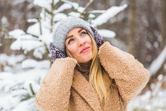 美丽的冬天肖像年轻的女人冬天雪风景