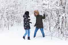 年轻的夫妇爱有趣的雪森林活跃的冬天假期