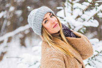 美丽的冬天肖像年轻的女人冬天雪风景