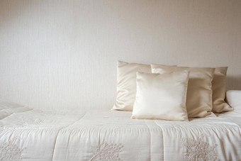 丝绸枕头毯子奶油彩色的墙卧室现代豪华的风格现代装饰设计体系结构概念复制空间
