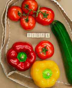 素食主义者写木多维数据集包围新鲜的有机蔬菜棕色（的）工艺纸自然粗麻布丝带前视图素食主义者健康的食物素食者概念