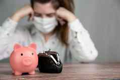 年轻的女业务女人粉红色的小猪银行储蓄穿安全面具科维德抑郁金融业务封锁概念背景
